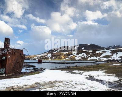 Das Wrack der Albatros und die Überreste des Harpoon Jetty, Grytviken, Südgeorgien Stockfoto