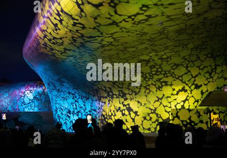 Das Winterlichtfestival in Südkorea wird am 19. Dezember 2024 auf der Dongdaemun Design Plaza DDP in Seoul, Südkorea, auf der Seoul Winter Festa gezeigt 2024. Das Seoul Winter Festa 2024 ist ein jährlich stattfindendes Licht- und Medienkunstfestival, das vom 19. Dezember 2024 bis zum 1. Januar 2025 in Seoul unter dem Motto 5 Cheers stattfindet. Seoul Korea, Republik Copyright: XMatrixxImages/Paul. Jx Stockfoto