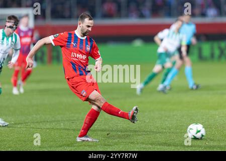 Heidenheim, Deutschland. Dezember 2024. Heidenheim, Deutschland 19. Dezember 2024: UEFA Conference League - 2024/2025 - 1.FC Heidenheim gegen FC St. Gallen 1879 im Bild: Partick Mainka (FC Heidenheim) Credit: dpa/Alamy Live News Stockfoto