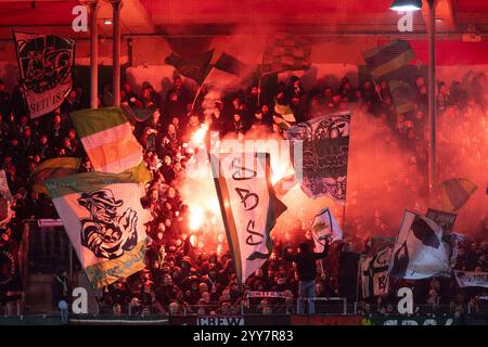 Heidenheim, Deutschland. Dezember 2024. Heidenheim, Deutschland 19. Dezember 2024: UEFA Conference League - 2024/2025 - 1.FC Heidenheim gegen FC St. Gallen 1879 im Bild: Fankurve, Fans, Fanblock, vom FC St. Gallen Credit: dpa/Alamy Live News Stockfoto