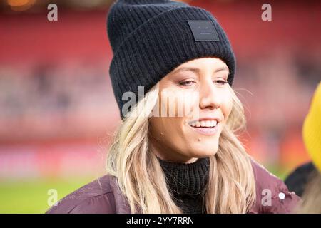 Heidenheim, Deutschland. Dezember 2024. Heidenheim, Deutschland 19. Dezember 2024: UEFA Conference League - 2024/2025 - 1.FC Heidenheim gegen FC St. Gallen 1879 im Bild: Laura Papendick (RTL Moderatorin) Credit: dpa/Alamy Live News Stockfoto