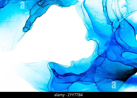 Die leuchtend blaue Alkoholtinte kreiert eine atemberaubende abstrakte Komposition auf einer minimalistischen weißen Leinwand. Die Farben tanzen und verschmelzen, was ein Gefühl von ruhiger Kreativität und Tiefe weckt. Stockfoto