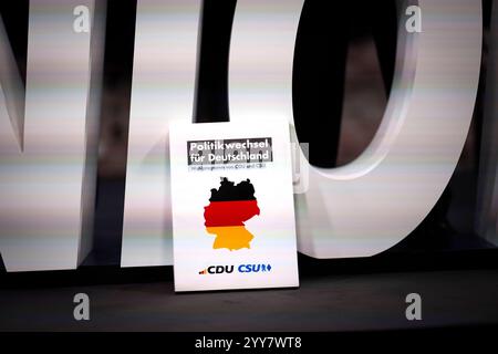 Wahlprogramm CDU/CSU DEU, Deutschland, Deutschland, Berlin, 17.12.2024 Symbol Wahlprogramm der CDU und CSU waehrend der Pressekonferenz zur Vorstellung vom Wahlprogramm der CDU/CSU unter dem Motto Politikwechsel für Deutschland in Berlin Deutschland. Nach dem Scheitern der Regierungskoalition im November und dem Misstrauensvotum werden in Deutschland am 23. Februar vorgezogene Wahlen abgehalten en: Symbolwahlprogramm der CDU und CSU während der Pressekonferenz zur Präsentation des Wahlprogramms der CDU/CSU unter dem Motto Politikwechsel für Deutschland in Berlin. Deutschland ist geplant Stockfoto