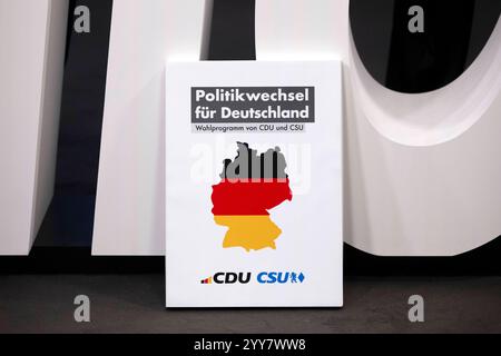 Wahlprogramm CDU/CSU DEU, Deutschland, Deutschland, Berlin, 17.12.2024 Symbol Wahlprogramm der CDU und CSU waehrend der Pressekonferenz zur Vorstellung vom Wahlprogramm der CDU/CSU unter dem Motto Politikwechsel für Deutschland in Berlin Deutschland. Nach dem Scheitern der Regierungskoalition im November und dem Misstrauensvotum werden in Deutschland am 23. Februar vorgezogene Wahlen abgehalten en: Symbolwahlprogramm der CDU und CSU während der Pressekonferenz zur Präsentation des Wahlprogramms der CDU/CSU unter dem Motto Politikwechsel für Deutschland in Berlin. Deutschland ist geplant Stockfoto
