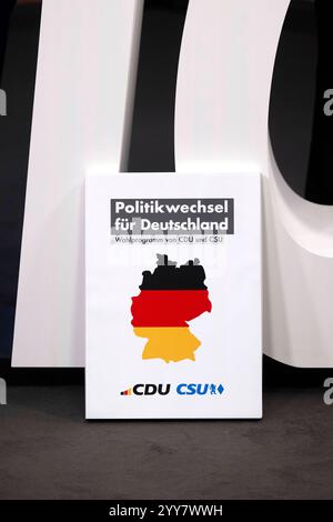 Wahlprogramm CDU/CSU DEU, Deutschland, Deutschland, Berlin, 17.12.2024 Symbol Wahlprogramm der CDU und CSU waehrend der Pressekonferenz zur Vorstellung vom Wahlprogramm der CDU/CSU unter dem Motto Politikwechsel für Deutschland in Berlin Deutschland. Nach dem Scheitern der Regierungskoalition im November und dem Misstrauensvotum werden in Deutschland am 23. Februar vorgezogene Wahlen abgehalten en: Symbolwahlprogramm der CDU und CSU während der Pressekonferenz zur Präsentation des Wahlprogramms der CDU/CSU unter dem Motto Politikwechsel für Deutschland in Berlin. Deutschland ist geplant Stockfoto