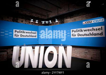 Wahlprogramm CDU/CSU DEU, Deutschland, Deutschland, Berlin, 17.12.2024 Symbol Logo zum Wahlprogramm der CDU und CSU waehrend der Pressekonferenz zur Vorstellung vom Wahlprogramm der CDU/CSU unter dem Motto Politikwechsel für Deutschland in Berlin Deutschland. Nach dem Scheitern der Regierungskoalition im November und dem Misstrauensvotum werden in Deutschland am 23. Februar vorgezogene Wahlen abgehalten en: Symbol Logo und Wahlprogramm der CDU und CSU während der Pressekonferenz zur Präsentation des Wahlprogramms der CDU/CSU unter dem Motto Politikwechsel für Deutschland in Berlin. Ge Stockfoto