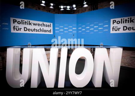 Wahlprogramm CDU/CSU DEU, Deutschland, Deutschland, Berlin, 17.12.2024 Symbol Logo zum Wahlprogramm der CDU und CSU waehrend der Pressekonferenz zur Vorstellung vom Wahlprogramm der CDU/CSU unter dem Motto Politikwechsel für Deutschland in Berlin Deutschland. Nach dem Scheitern der Regierungskoalition im November und dem Misstrauensvotum werden in Deutschland am 23. Februar vorgezogene Wahlen abgehalten en: Symbol Logo und Wahlprogramm der CDU und CSU während der Pressekonferenz zur Präsentation des Wahlprogramms der CDU/CSU unter dem Motto Politikwechsel für Deutschland in Berlin. Ge Stockfoto