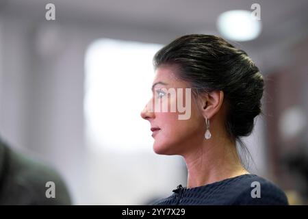 Sahra Wagenknecht BSW DEU, Deutschland, Deutschland, Berlin, 18.12.2024 Sahra Wagenknecht , Partei Buendnis Bündnis BSW Sahra Wagenknecht bei der Vorstellung der Kampagne zur Bundestagswahl 2025 in Berlin Deutschland . Nach dem Scheitern der Regierungskoalition im November und dem Misstrauensvotum werden in Deutschland am 23. Februar 2025 vorgezogene Wahlen abgehalten en: Sahra Wagenknecht , Parteiallianz Allianz BSW Sahra Wagenknecht bei der Präsentation der Kampagne zur Bundestagswahl 2025 in Berlin Nach dem Scheitern der Regierungskoalition im November und dem Votum von Nein c Stockfoto