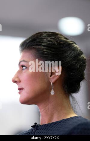 Sahra Wagenknecht BSW DEU, Deutschland, Deutschland, Berlin, 18.12.2024 Sahra Wagenknecht , Partei Buendnis Bündnis BSW Sahra Wagenknecht bei der Vorstellung der Kampagne zur Bundestagswahl 2025 in Berlin Deutschland . Nach dem Scheitern der Regierungskoalition im November und dem Misstrauensvotum werden in Deutschland am 23. Februar 2025 vorgezogene Wahlen abgehalten en: Sahra Wagenknecht , Parteiallianz Allianz BSW Sahra Wagenknecht bei der Präsentation der Kampagne zur Bundestagswahl 2025 in Berlin Nach dem Scheitern der Regierungskoalition im November und dem Votum von Nein c Stockfoto