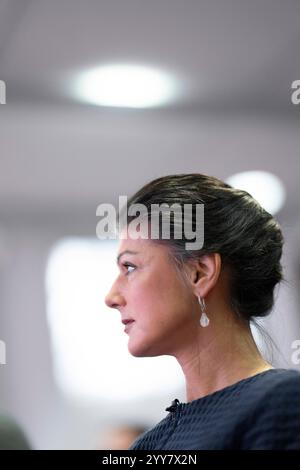 Sahra Wagenknecht BSW DEU, Deutschland, Deutschland, Berlin, 18.12.2024 Sahra Wagenknecht , Partei Buendnis Bündnis BSW Sahra Wagenknecht bei der Vorstellung der Kampagne zur Bundestagswahl 2025 in Berlin Deutschland . Nach dem Scheitern der Regierungskoalition im November und dem Misstrauensvotum werden in Deutschland am 23. Februar 2025 vorgezogene Wahlen abgehalten en: Sahra Wagenknecht , Parteiallianz Allianz BSW Sahra Wagenknecht bei der Präsentation der Kampagne zur Bundestagswahl 2025 in Berlin Nach dem Scheitern der Regierungskoalition im November und dem Votum von Nein c Stockfoto