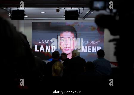 Sahra Wagenknecht BSW DEU, Deutschland, Deutschland, Berlin, 18.12.2024 Projektion vom Slogan Unser Land verdient mehr mit Foto von Sahra Wagenknecht , Partei Buendnis Bündnis BSW Sahra Wagenknecht bei der Vorstellung der Kampagne zur Bundestagswahl 2025 in Berlin Deutschland . Nach dem Scheitern der Regierungskoalition im November und dem Misstrauensvotum werden in Deutschland am 23. Februar 2025 vorgezogene Wahlen abgehalten en: Projektion des Slogans Unser Land verdient mehr mit Foto von Sahra Wagenknecht , Parteiallianz BSW Sahra Wagenknecht bei der Präsentation der Kampagne für die 202 Stockfoto