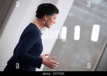 Sahra Wagenknecht BSW DEU, Deutschland, Deutschland, Berlin, 18.12.2024 Sahra Wagenknecht , Partei Buendnis Bündnis BSW Sahra Wagenknecht bei der Vorstellung der Kampagne zur Bundestagswahl 2025 in Berlin Deutschland . Nach dem Scheitern der Regierungskoalition im November und dem Misstrauensvotum werden in Deutschland am 23. Februar 2025 vorgezogene Wahlen abgehalten en: Sahra Wagenknecht , Parteiallianz Allianz BSW Sahra Wagenknecht bei der Präsentation der Kampagne zur Bundestagswahl 2025 in Berlin Nach dem Scheitern der Regierungskoalition im November und dem Votum von Nein c Stockfoto