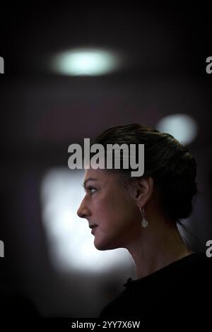 Sahra Wagenknecht BSW DEU, Deutschland, Deutschland, Berlin, 18.12.2024 Sahra Wagenknecht , Partei Buendnis Bündnis BSW Sahra Wagenknecht bei der Vorstellung der Kampagne zur Bundestagswahl 2025 in Berlin Deutschland . Nach dem Scheitern der Regierungskoalition im November und dem Misstrauensvotum werden in Deutschland am 23. Februar 2025 vorgezogene Wahlen abgehalten en: Sahra Wagenknecht , Parteiallianz Allianz BSW Sahra Wagenknecht bei der Präsentation der Kampagne zur Bundestagswahl 2025 in Berlin Nach dem Scheitern der Regierungskoalition im November und dem Votum von Nein c Stockfoto