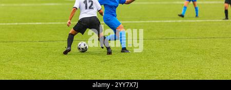 Fußballspielerinnen führen ein Action-Spiel in einem professionellen Fußballstadion aus. Mädchen, die Fußball spielen. Frauenfußball. Stockfoto