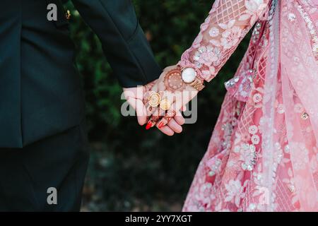 Eine Nahaufnahme der Hände einer frisch verheirateten Braut und eines Bräutigams aus der Hinduhochzeit, romantisches Hochzeitskonzept der Liebe Stockfoto