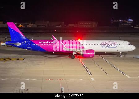 Das moderne Flugzeug Airbus A321 NEO der Billigfluggesellschaft Wizz Air manövriert auf dem Vorfeld des Gran Canaria Flughafens Gando. Stockfoto