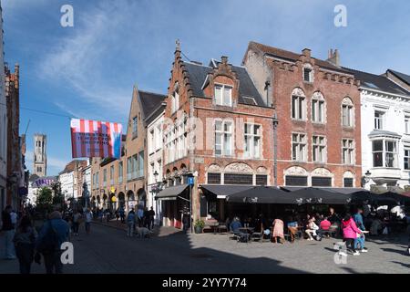 Die Sint-Salvatorskerkhof Straße, die Steenstraat, die Haupteinkaufsstraße Brügge und das brabantinische gotische Belfort van Brügge (Glockenturm von Brügge) erbauten XIII. Bis XV. C Stockfoto