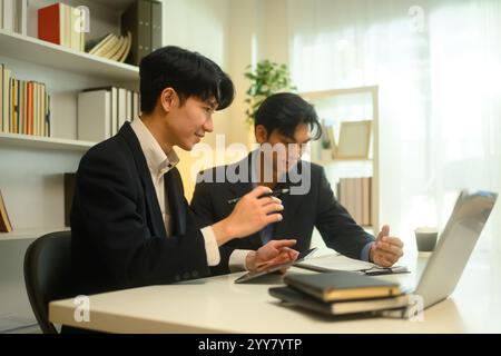 Business Advisor bietet und bespricht die Einzelheiten der Vereinbarung mit seinem Kunden Stockfoto