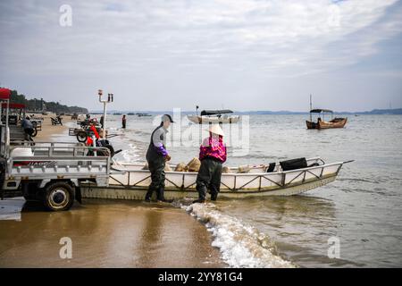 (241220) -- DONGXING, 20. Dezember 2024 (Xinhua) -- die Jing-Leute bereiten sich auf die Fischerei in Dongxing, südchinesischer Autonomen Region Guangxi Zhuang, 16. Dezember 2024 vor. Die ethnische Gruppe der Jing ist die einzige maritime ethnische Gruppe in China, wobei die meisten ihrer Mitglieder auf den drei Inseln vor der Küste von Dongxing in Guangxi an Vietnam angrenzenden Grenzregionen leben. Als eine der kleinsten Minderheitengruppen Chinas sind die Jing derzeit weniger als 30.000. In der Vergangenheit verließen sich die Jing-Leute vollständig auf die traditionelle Fischerei, um ihren Lebensunterhalt zu verdienen. Im Gegensatz dazu hat das Volk der Jing jetzt die Möglichkeiten der ozeanischen Entwicklung ergriffen Stockfoto