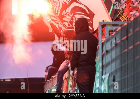 Fan von St. Gallen mit Pyro GER, FC Heidenheim vs. FC St. Gallen, Fussball, UEFA Conference League, 6. Spieltag, Saison 2024/2025, 19.12.2024 DFL-VORSCHRIFTEN VERBIETEN JEDE VERWENDUNG VON FOTOGRAFIEN ALS BILDSEQUENZEN UND/ODER QUASI-VIDEO Foto: Eibner-Pressefoto/Roger Buerke Stockfoto