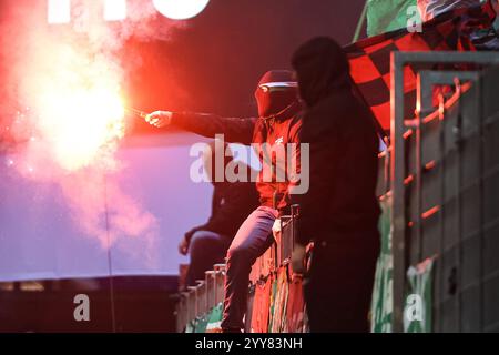 Fan von St. Gallen mit Pyro GER, FC Heidenheim vs. FC St. Gallen, Fussball, UEFA Conference League, 6. Spieltag, Saison 2024/2025, 19.12.2024 DFL-VORSCHRIFTEN VERBIETEN JEDE VERWENDUNG VON FOTOGRAFIEN ALS BILDSEQUENZEN UND/ODER QUASI-VIDEO Foto: Eibner-Pressefoto/Roger Buerke Stockfoto