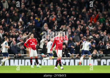 London, Großbritannien. Dezember 2024. Manchester United Stürmer Alejandro Garnacho (17) warf am 19. Dezember 2024 im Tottenham Hotspur Stadium, London, England, Großbritannien nach viertem Tor im Viertelfinale des Tottenham Hotspur FC gegen Manchester United FC Carabao Cup Stockfoto