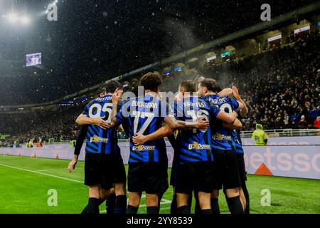 Alessandro Bastoni, Tajon Buchanan, Davide Frattesi, Carlos Augusto, Marko Arnautovic feiert das Tor beim Coppa Italia-Spiel zwischen dem FC Internazionale und Udinese Calcio am 19. Dezember 2024 im Giuseppe Meazza-Stadion in Mailand Stockfoto