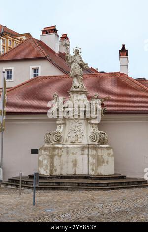 MELK, ÖSTERREICH - 12. MAI 2019: Dies ist das Denkmal für Johannes von Nepomuk auf dem Hauptplatz. Stockfoto