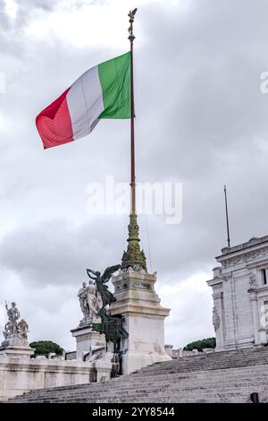 ROM, ITALIEN - 10. MÄRZ 2023: Dies ist einer der Fahnenmasten mit der italienischen Flagge am Vittoriano Memorial. Stockfoto
