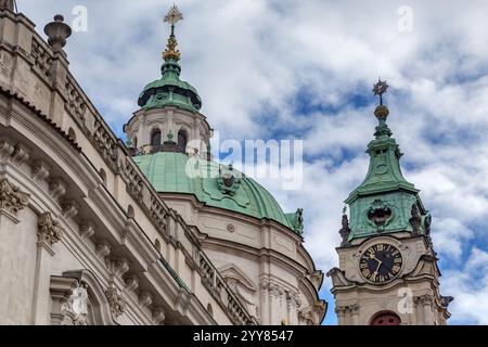 PREGUE, TSCHECHISCH - 26. OKTOBER 2023: Dies sind die Kuppeln der Kirche und der Glockentürme der barocken Kathedrale St. Nikolaus in der Mala Strana distri Stockfoto