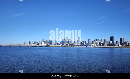 Yodo River und Osaka Umeda Skyline Moderne Gebäude japanische Stadt mit klarem blauen Himmel Blick vom Fluss Yodogawa Stockfoto
