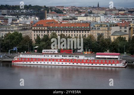 Prag, Tschechische Republik. 4. Oktober 2024 - Stadtbild mit Botel Albatros, einem Flussboothotel im Vordergrund Stockfoto