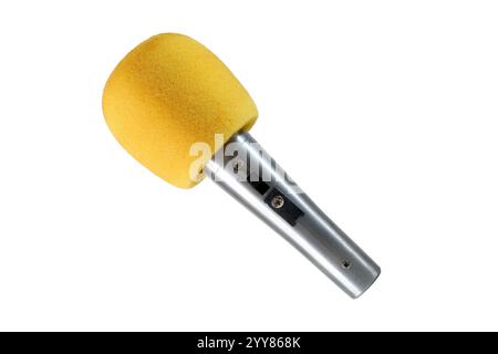 Handmikrofon aus Metall mit gelbem Schaumstoff-Windschutzscheibe auf weißem Hintergrund. Stockfoto