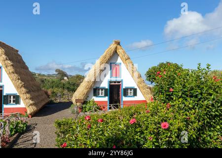 Ein touristischer Park mit alten Häusern im Dorf Santana (Madeira, Portugal) Stockfoto