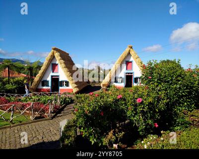 Ein touristischer Park mit alten Häusern im Dorf Santana (Madeira, Portugal) Stockfoto