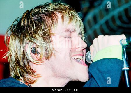 COOPER TEMPLE CLAUSE, EARLY CAREER, KONZERT, 2002: A Young Tom Bellamy of the Cooper Temple Clause spielt am 9. Februar 2002 im Barfly Club in Cardiff, Wales, Großbritannien. Foto: Rob Watkins. INFO: The Cooper Temple Clause war eine britische Alternative Rock Band, die 1998 gegründet wurde und für ihren experimentellen Sound bekannt ist, der Rock, Electronica und Post-Hardcore kombiniert. Sie wurden für Alben wie See This Through und Leave gefeiert und lieferten intensive Live-Auftritte und zum Nachdenken anregende Texte. Stockfoto