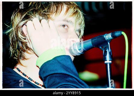 COOPER TEMPLE CLAUSE, EARLY CAREER, KONZERT, 2002: A Young Tom Bellamy of the Cooper Temple Clause spielt am 9. Februar 2002 im Barfly Club in Cardiff, Wales, Großbritannien. Foto: Rob Watkins. INFO: The Cooper Temple Clause war eine britische Alternative Rock Band, die 1998 gegründet wurde und für ihren experimentellen Sound bekannt ist, der Rock, Electronica und Post-Hardcore kombiniert. Sie wurden für Alben wie See This Through und Leave gefeiert und lieferten intensive Live-Auftritte und zum Nachdenken anregende Texte. Stockfoto