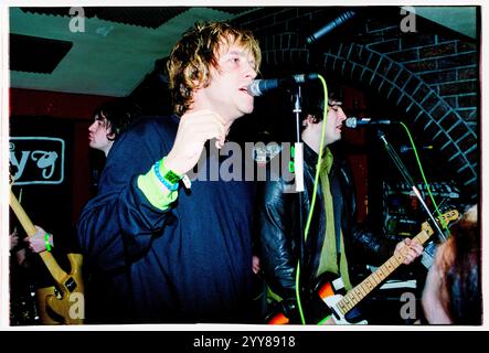 COOPER TEMPLE CLAUSE, EARLY CAREER, KONZERT, 2002: A Young Tom Bellamy of the Cooper Temple Clause spielt am 9. Februar 2002 im Barfly Club in Cardiff, Wales, Großbritannien. Foto: Rob Watkins. INFO: The Cooper Temple Clause war eine britische Alternative Rock Band, die 1998 gegründet wurde und für ihren experimentellen Sound bekannt ist, der Rock, Electronica und Post-Hardcore kombiniert. Sie wurden für Alben wie See This Through und Leave gefeiert und lieferten intensive Live-Auftritte und zum Nachdenken anregende Texte. Stockfoto