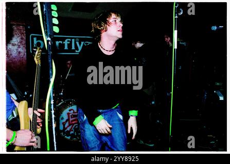 COOPER TEMPLE CLAUSE, EARLY CAREER, KONZERT, 2002: A Young Tom Bellamy of the Cooper Temple Clause spielt am 9. Februar 2002 im Barfly Club in Cardiff, Wales, Großbritannien. Foto: Rob Watkins. INFO: The Cooper Temple Clause war eine britische Alternative Rock Band, die 1998 gegründet wurde und für ihren experimentellen Sound bekannt ist, der Rock, Electronica und Post-Hardcore kombiniert. Sie wurden für Alben wie See This Through und Leave gefeiert und lieferten intensive Live-Auftritte und zum Nachdenken anregende Texte. Stockfoto