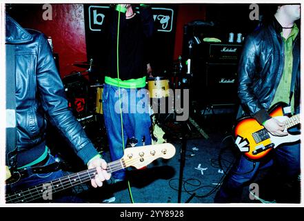 COOPER TEMPLE CLAUSE, EARLY CAREER, CONCERT, 2002: Full Band Stage Chaos as the Cooper Temple Clause, die am 9. Februar 2002 im Barfly Club in Cardiff, Wales, Großbritannien spielte. Foto: Rob Watkins. INFO: The Cooper Temple Clause war eine britische Alternative Rock Band, die 1998 gegründet wurde und für ihren experimentellen Sound bekannt ist, der Rock, Electronica und Post-Hardcore kombiniert. Sie wurden für Alben wie See This Through und Leave gefeiert und lieferten intensive Live-Auftritte und zum Nachdenken anregende Texte. Stockfoto