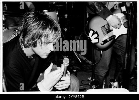 COOPER TEMPLE CLAUSE, EARLY CAREER, KONZERT, 2002: A Young Tom Bellamy of the Cooper Temple Clause spielt am 9. Februar 2002 im Barfly Club in Cardiff, Wales, Großbritannien. Foto: Rob Watkins. INFO: The Cooper Temple Clause war eine britische Alternative Rock Band, die 1998 gegründet wurde und für ihren experimentellen Sound bekannt ist, der Rock, Electronica und Post-Hardcore kombiniert. Sie wurden für Alben wie See This Through und Leave gefeiert und lieferten intensive Live-Auftritte und zum Nachdenken anregende Texte. Stockfoto