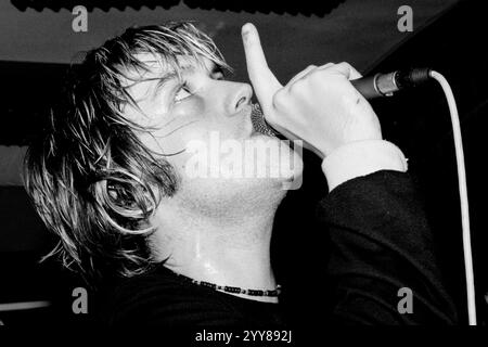 COOPER TEMPLE CLAUSE, EARLY CAREER, KONZERT, 2002: A Young Tom Bellamy of the Cooper Temple Clause spielt am 9. Februar 2002 im Barfly Club in Cardiff, Wales, Großbritannien. Foto: Rob Watkins. INFO: The Cooper Temple Clause war eine britische Alternative Rock Band, die 1998 gegründet wurde und für ihren experimentellen Sound bekannt ist, der Rock, Electronica und Post-Hardcore kombiniert. Sie wurden für Alben wie See This Through und Leave gefeiert und lieferten intensive Live-Auftritte und zum Nachdenken anregende Texte. Stockfoto