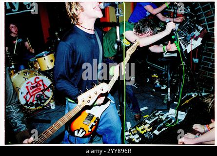 COOPER TEMPLE CLAUSE, EARLY CAREER, KONZERT, 2002: The Cooper Temple Clause, die am 9. Februar 2002 im Barfly Club in Cardiff, Wales, Großbritannien spielte. Foto: Rob Watkins. INFO: The Cooper Temple Clause war eine britische Alternative Rock Band, die 1998 gegründet wurde und für ihren experimentellen Sound bekannt ist, der Rock, Electronica und Post-Hardcore kombiniert. Sie wurden für Alben wie See This Through und Leave gefeiert und lieferten intensive Live-Auftritte und zum Nachdenken anregende Texte. Stockfoto