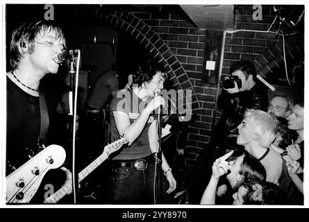 COOPER TEMPLE CLAUSE, EARLY CAREER, KONZERT, 2002: Ein junger Tom Bellamy und Didz Hammond von The Cooper Temple Clause spielen am 9. Februar 2002 im Barfly Club in Cardiff, Wales, Großbritannien. Foto: Rob Watkins. INFO: The Cooper Temple Clause war eine britische Alternative Rock Band, die 1998 gegründet wurde und für ihren experimentellen Sound bekannt ist, der Rock, Electronica und Post-Hardcore kombiniert. Sie wurden für Alben wie See This Through und Leave gefeiert und lieferten intensive Live-Auftritte und zum Nachdenken anregende Texte. Stockfoto