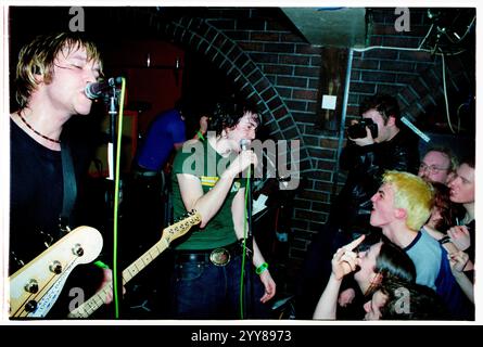 COOPER TEMPLE CLAUSE, EARLY CAREER, KONZERT, 2002: Ein junger Tom Bellamy und Didz Hammond von The Cooper Temple Clause spielen am 9. Februar 2002 im Barfly Club in Cardiff, Wales, Großbritannien. Foto: Rob Watkins. INFO: The Cooper Temple Clause war eine britische Alternative Rock Band, die 1998 gegründet wurde und für ihren experimentellen Sound bekannt ist, der Rock, Electronica und Post-Hardcore kombiniert. Sie wurden für Alben wie See This Through und Leave gefeiert und lieferten intensive Live-Auftritte und zum Nachdenken anregende Texte. Stockfoto