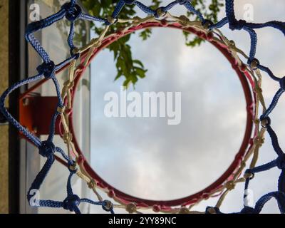 Der Basketballkorb sieht von unten direkt nach oben Stockfoto