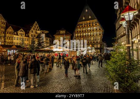 Historischer Weihnachtsmarkt auf dem Rathausplatz in Hildesheim Stockfoto