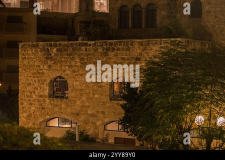 Nachtfotografie der engen Straßen und Gassen in der renovierten Altstadt von Jaffa, Israel, heute eine Künstlerkolonie und Touristenattraktion. Jaffa Stockfoto