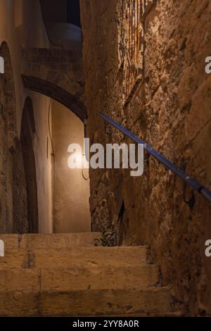 Nachtfotografie der engen Straßen und Gassen in der renovierten Altstadt von Jaffa, Israel, heute eine Künstlerkolonie und Touristenattraktion. Jaffa Stockfoto