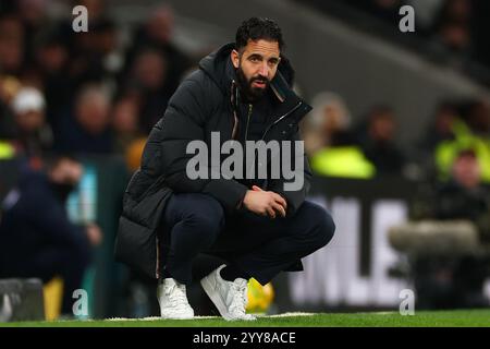 Manchester United Manager Ruben Amorim - Tottenham Hotspur gegen Manchester United, Carabao Cup Quarter Final, Tottenham Hotspur Stadium, London, Großbritannien - 19. Dezember 2024 nur redaktionelle Verwendung - es gelten Einschränkungen bei DataCo Stockfoto